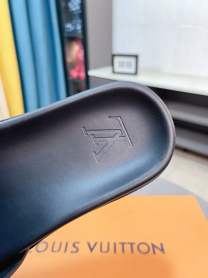 Ex-factory price 320🌹🌹 (lv-Louis Vuitton) new men's sandals, high-end boutique, exquisite embossed logo decoration on the upper, fine workmanship, super soft soles, casual, loose and comfortable, a must-have in summer! \nsize：38-44